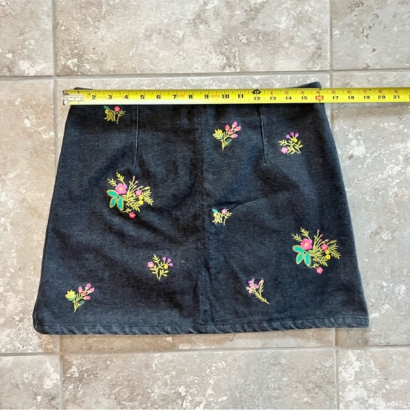 Very J Forever 21 Black Denim Floral Embroidered Skirt Size Large 100% Cotton - Picture 5 of 8